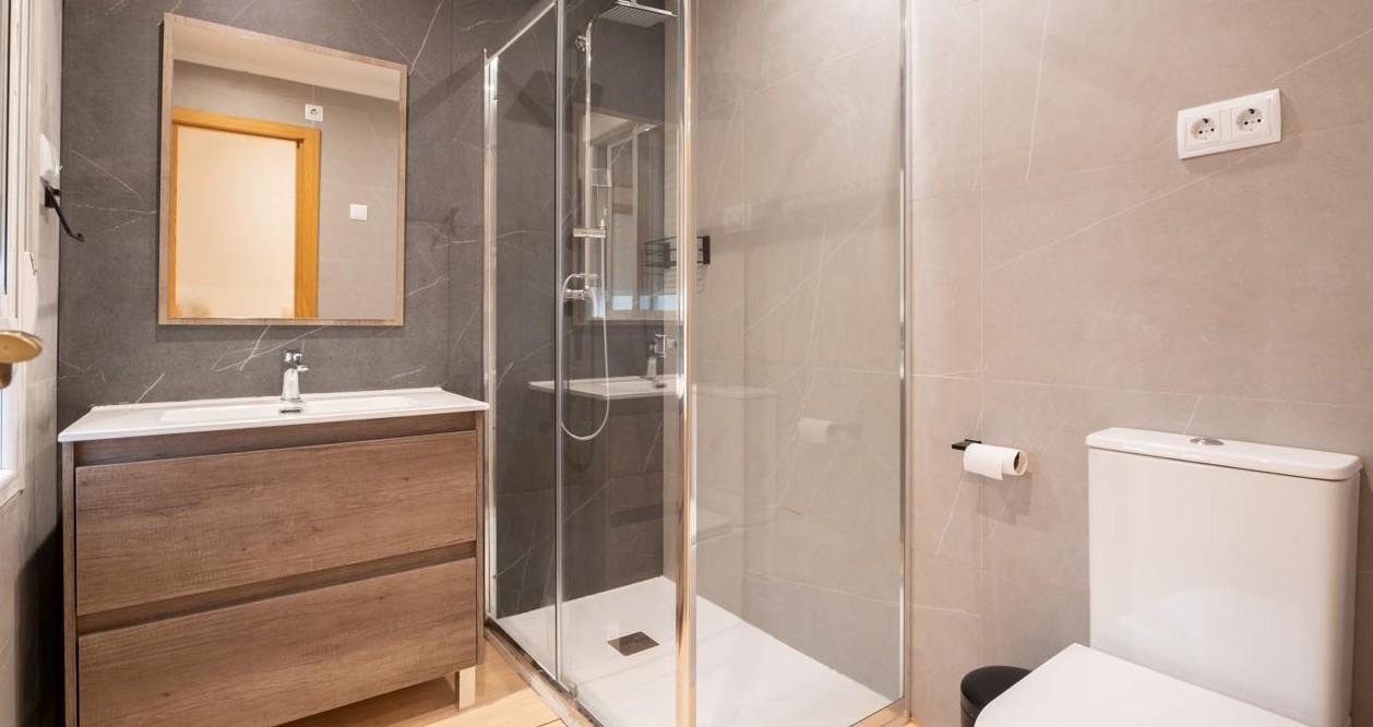 Property divided into three separate flats in the Salamanca district (Madrid) - 9